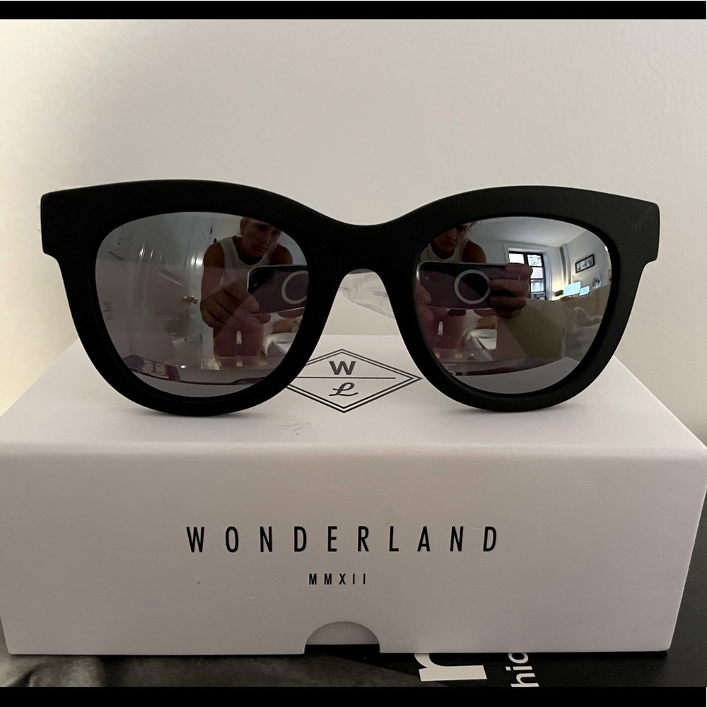 Brand New WONDERLAND SUN colony sunglasses
